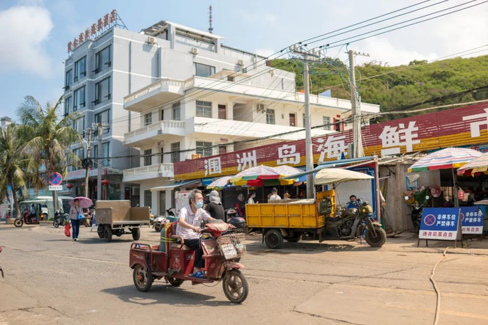 在南湾街尽头的涠洲岛海鲜市场,对着渔船归来的码头,每天早上7:00和