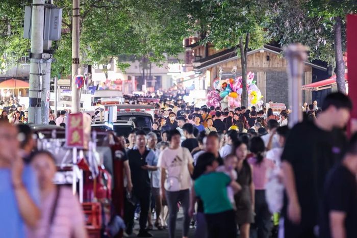 夜色中，游客游玩热情不减