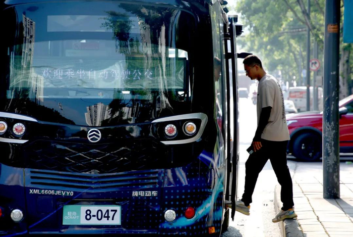 自动驾驶小巴站点。雷键 摄