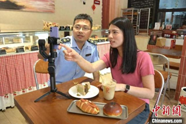 桐庐县市场监管局指导“探店达人”网络直播。 桐庐县市场监管局 供图
