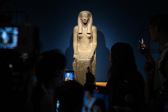2024年7月16日，上海博物馆，“法老的国度”展厅，伊奥尼特女神坐像。（澎湃新闻记者 朱伟辉摄）