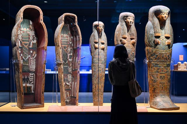 2024年7月16日，上海博物馆，“法老的国度”展厅，佩德阿蒙的彩绘人形棺。（澎湃新闻记者 朱伟辉摄）