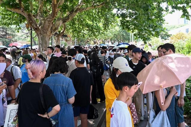 2024年7月19日，上海博物馆，观众排队等待进馆。澎湃新闻记者 朱伟辉 摄 