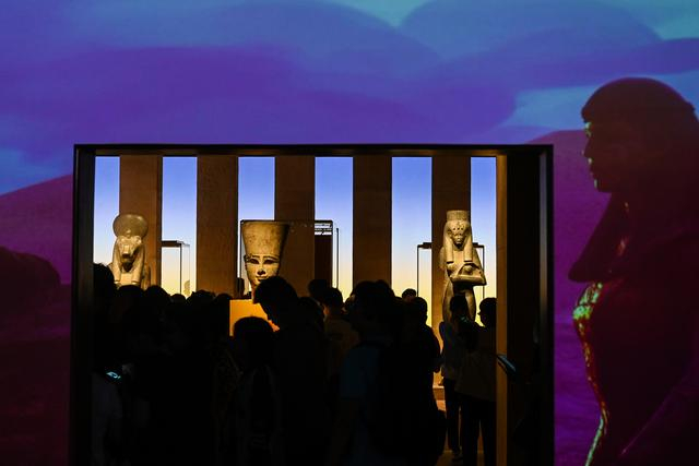 2024年7月19日，上海博物馆，观众在拍摄图坦卡蒙雕像。澎湃新闻记者 朱伟辉 图