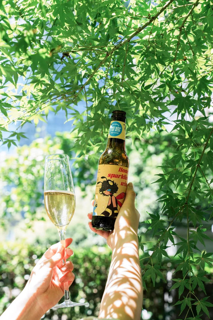 浅金色的酒体，香槟般诱人