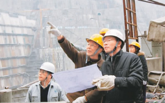 ▲ 张超然（前排右二）在水电工程现场。摄影：陈涛