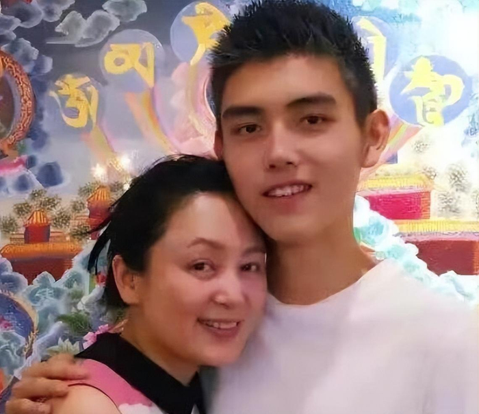 被称"大陆第一美人",与陈凯歌甜蜜恩爱25年,陈红当年有多美?