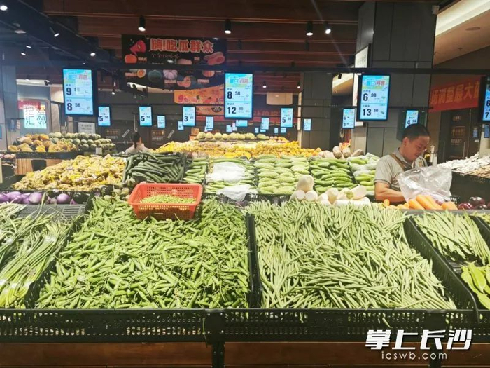 长沙部分超市内，部分蔬菜价格出现了明显上涨。均为长沙晚报全媒体记者 吴鑫矾 通讯员 陈晨 摄