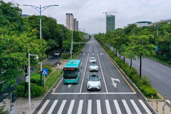 2023年6月15日，无人驾驶车辆行驶在深圳市坪山区的道路上（梁旭/摄）