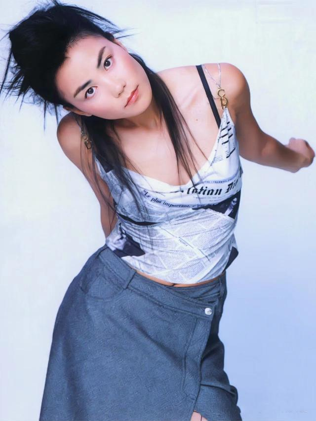 被王菲的千禧年穿搭惊艳!露腰,露背,露内裤,时髦性感又养眼