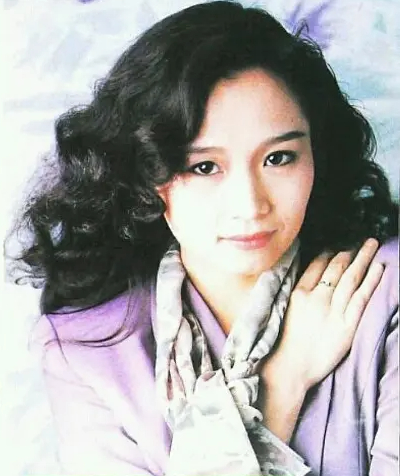 中国最"风流"男演员,被宋丹丹苦追,娶四位美人还带小三回家!