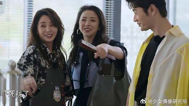 黄小蕾惊喜现身中餐厅,和殷桃一个大熊抱,梦回人世间!