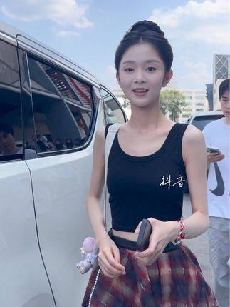 张艺谋力推的新晋女演员确实迷人,参演的两部作品票房已达70亿