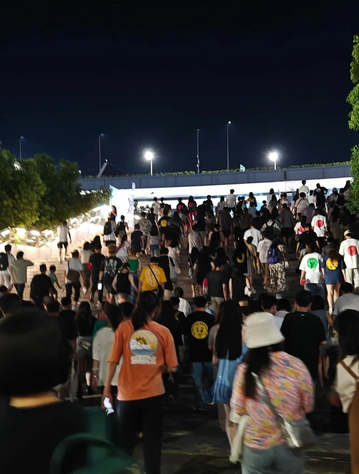 陈奕迅演唱会散场场景。记者 谢舒奕