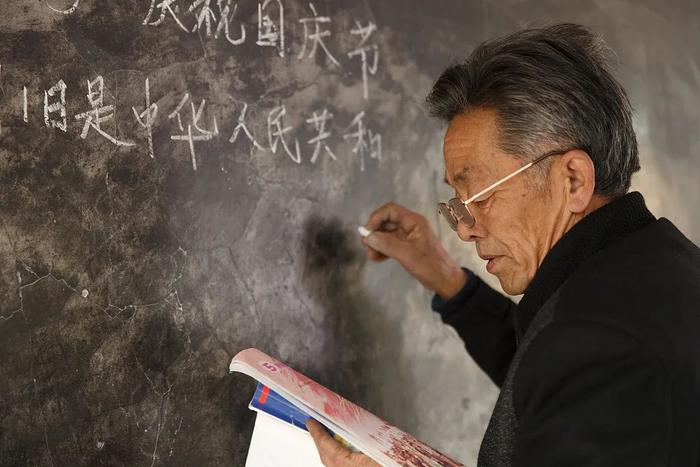 荒诞的乡村教师生活