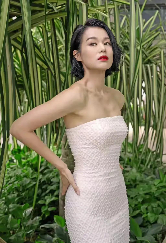45岁的胡杏儿是柳眉杏眼的美!(附小视频,高清美图)