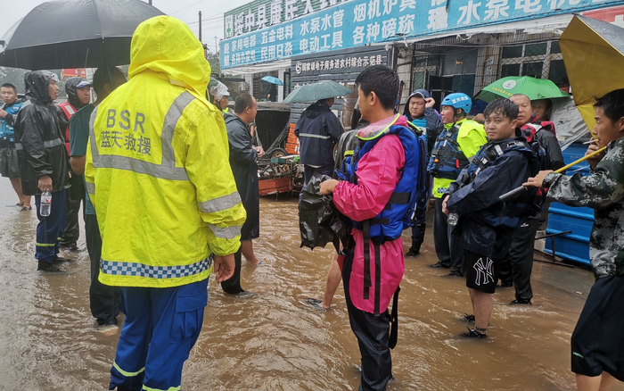 雨中的救援队。  受访者供图