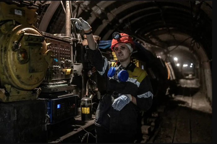 从事矿井传送带操作员的乌克兰女性亚齐娜：我从没想过会在矿山工作。&nbsp;纽约时报 下同