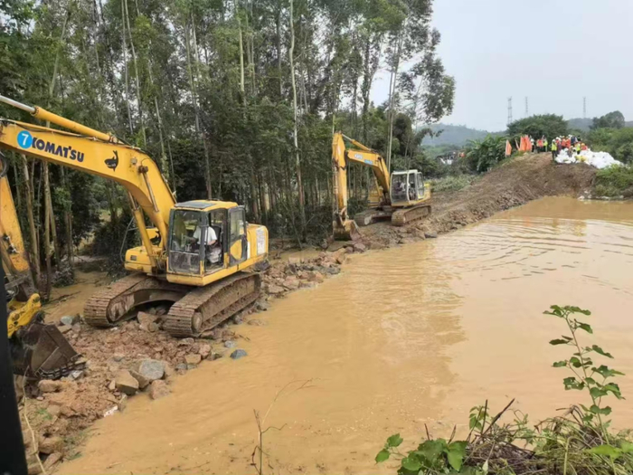 现场施工队进行抢险合龙。通讯员供图