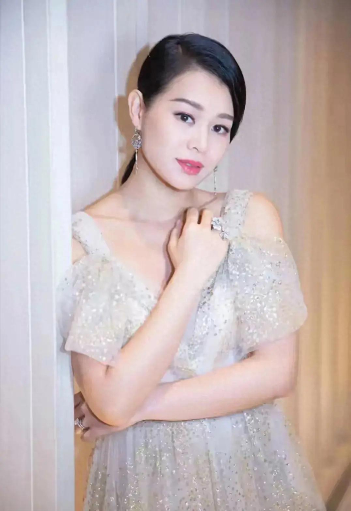 45岁的胡杏儿是柳眉杏眼的美!(附小视频,高清美图)