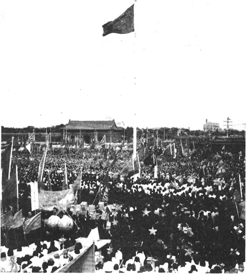 1949年10月1日，开国大典上升起了第一面五星红旗。图源：北京日报