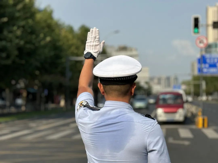 高温下的坚守:成都交警全力护航夏季交通安全