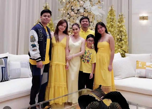 帕奎奥一家近照,46岁仍健硕,8个级别夺冠,老婆很漂亮