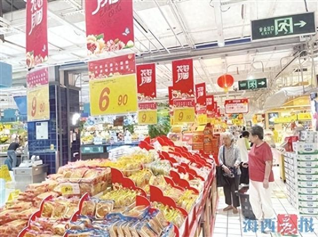 今年不少月饼售价更亲民，以此吸引市民选购。记者 叶子申 摄