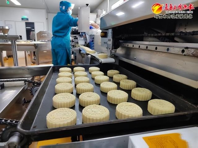 　　8月20日，在金派利尔大巴扎食品有限公司，工人正在制作月饼。记者牟敏摄