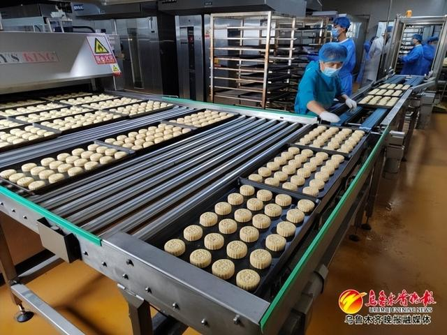 　　8月20日，在金派利尔大巴扎食品有限公司，工人正在烤制月饼。记者牟敏摄