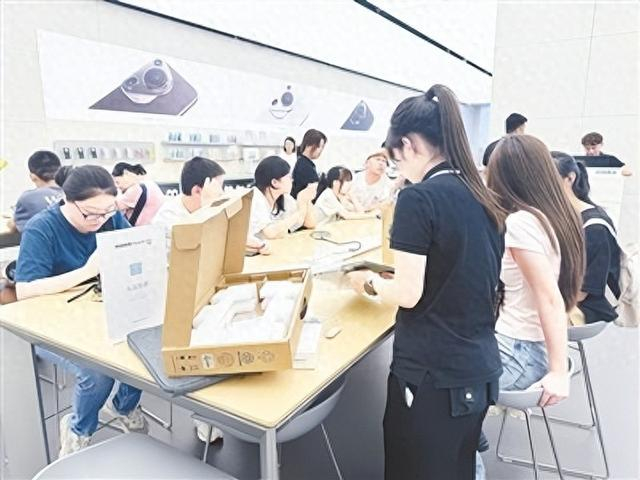 手机、笔记本电脑、平板电脑成为开学季热销产品