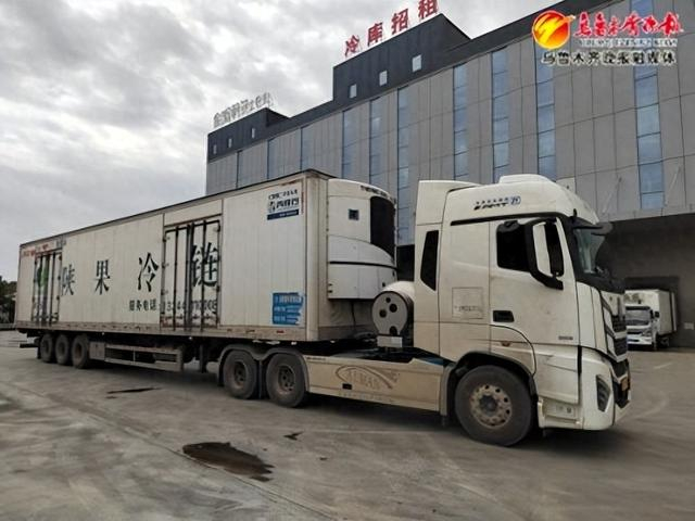 　　8月20日，在金派利尔大巴扎食品有限公司，装满月饼的货车正准备出库。记者牟敏摄