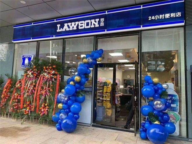 当初为了顺利进入中国,罗森出资70%,中国华联集团出资30%,联合成立了"