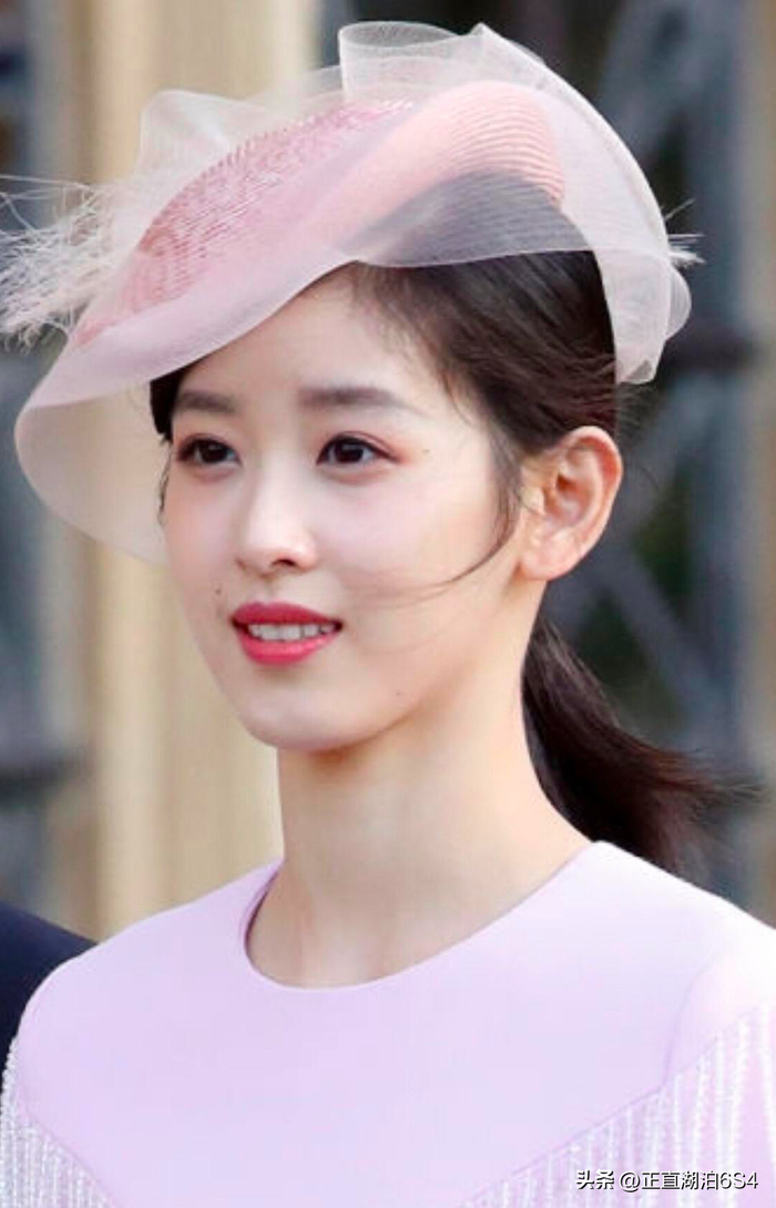 奶茶妹妹章泽天好美,颜值赛过明星,章子怡刘嘉玲都自愿当背景板