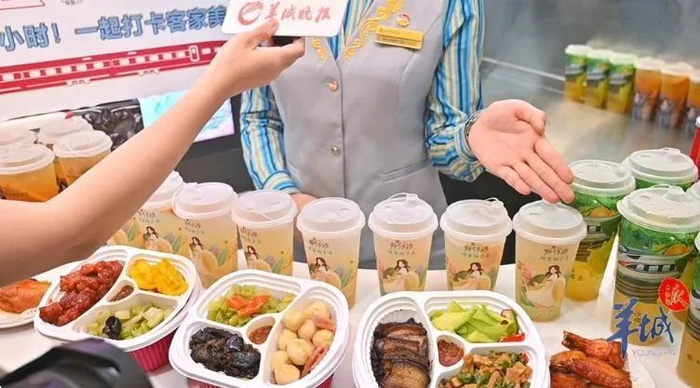 餐车内供应的特色美食