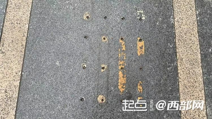 经媒体报道后，雁翔路不锈钢材质盲道被拆除