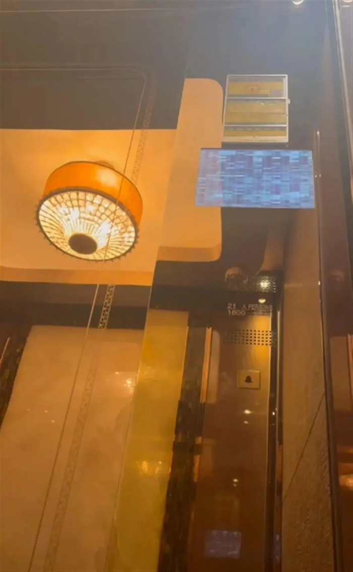 事发电梯内（图源：受访者）