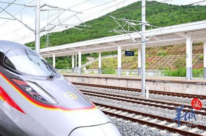 20日下午1时52分，试运行列车C8856次顺利停靠梅州西站