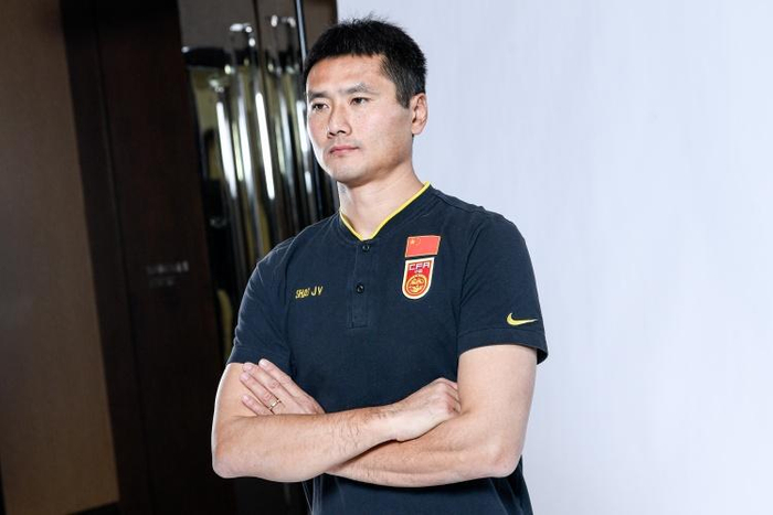 国足教练组成员进行调整,邵佳一已不担任国足助理教练职位
