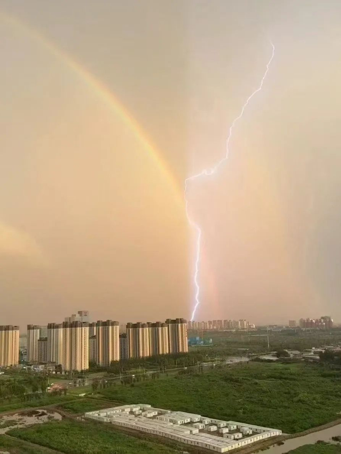 多了一些浪漫两道彩虹悄然挂于天际雨过天晴保定突降大雨8月20日傍晚
