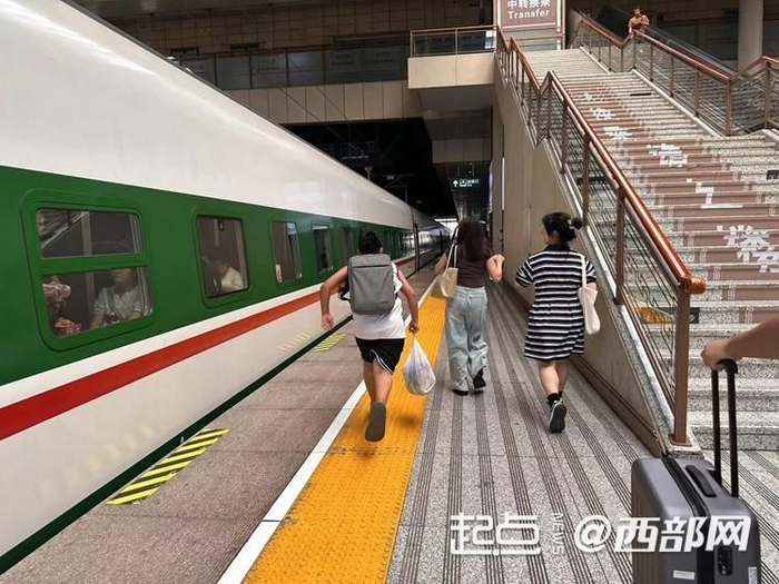 西安火车站站台铺设的塑胶盲道砖