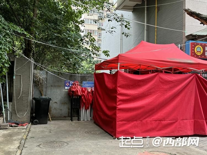 西安市新城区捷达小区消防通道入口处被商铺占用