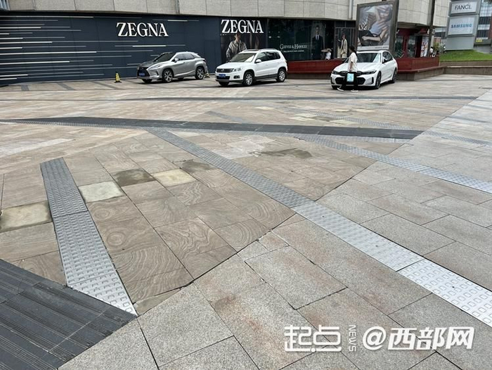 西安市世纪金花高新购物中心门口不锈钢盲道