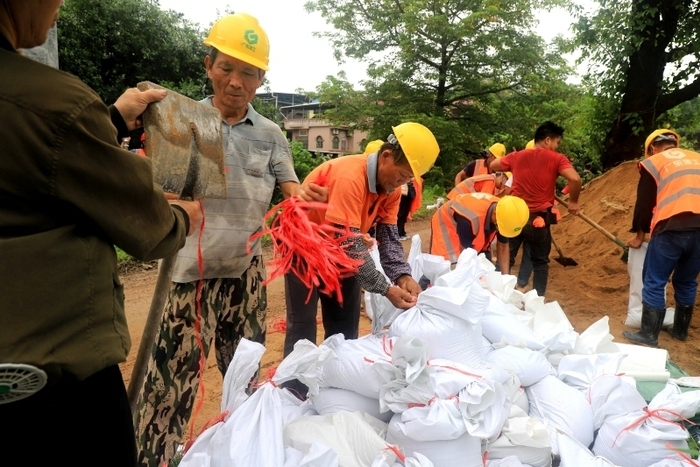 现场工作人员全力抢险。图源：广州日报新花城