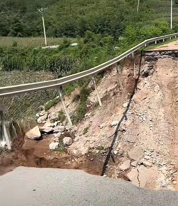 辽宁葫芦岛建昌县部分道路损毁。  受访者供图