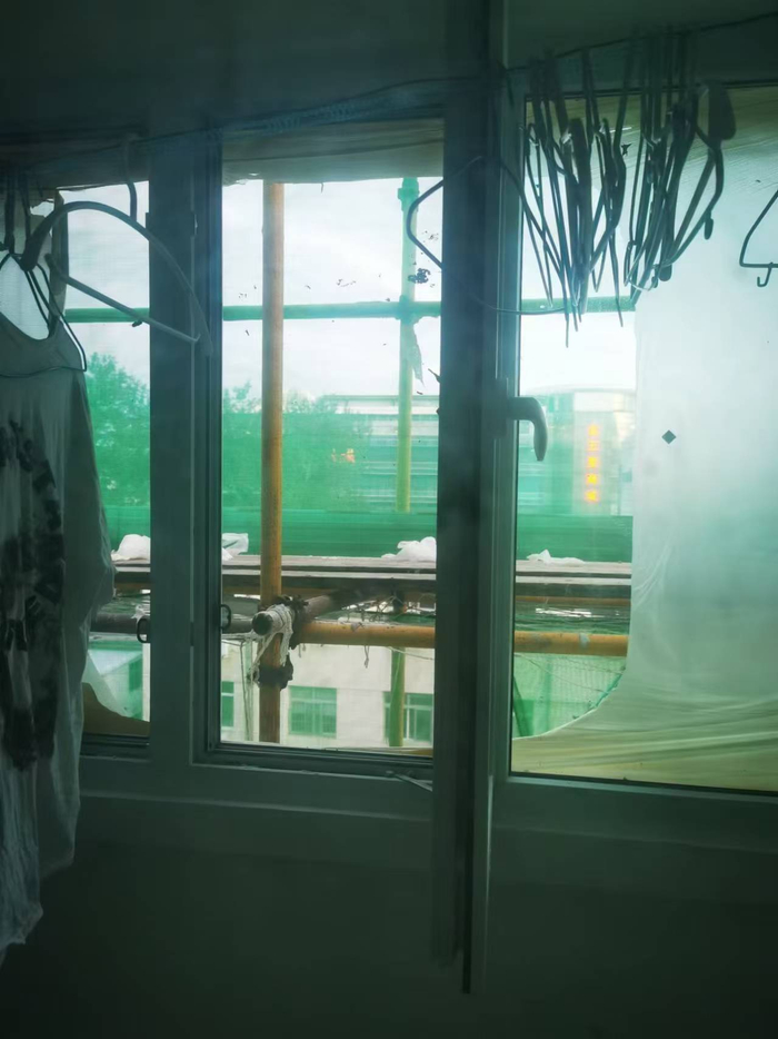 学生称翻修期间阳台、窗户被封闭无法打开通风