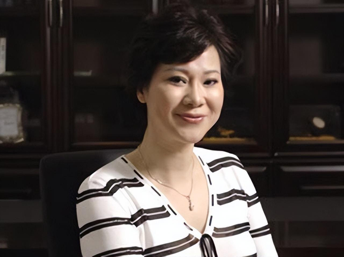 21年施之皓前妻曹燕华二婚:嫁1.93米帅气老公,年过60看着像40岁