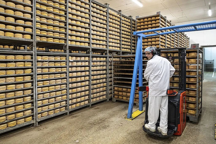 当地时间2020年1月27日，法国罗迪兹的一个乳制品厂生产线&nbsp;视觉中国