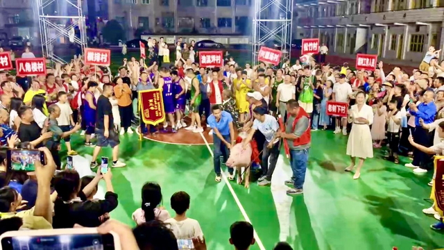 “村BA”决赛颁奖现场（欧阳征剑 供图）