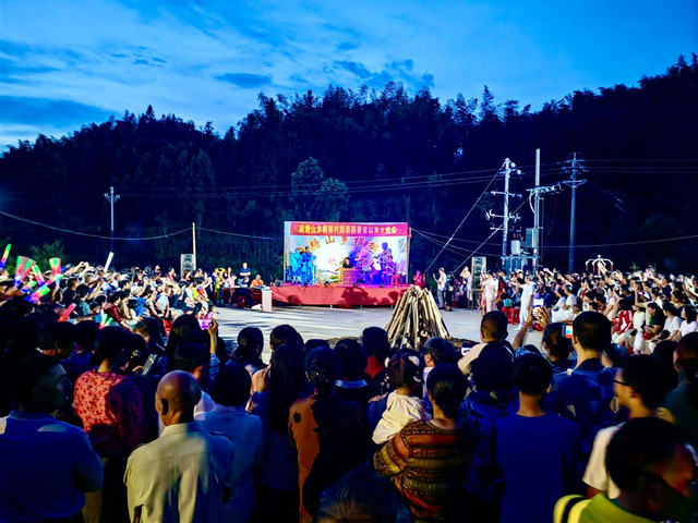 麻塘山乡篝火晚会（欧阳征剑 供图）